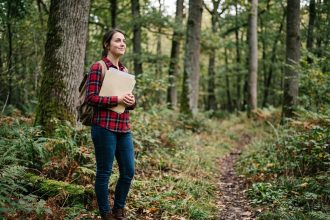 Jeune femme en forêt près de Rambouillet avec sac à dos